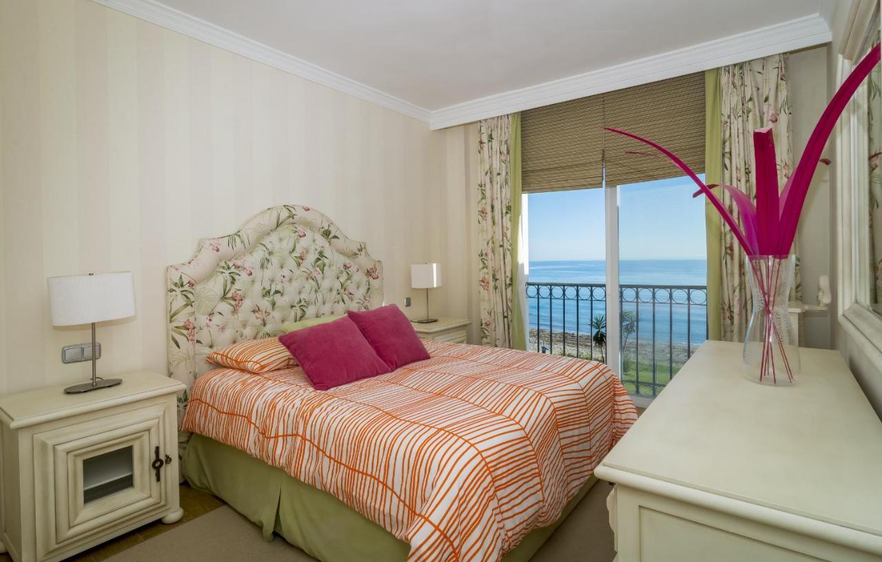 Hb - Comfortable Beachfront Holiday Apartment Estepona Esterno foto