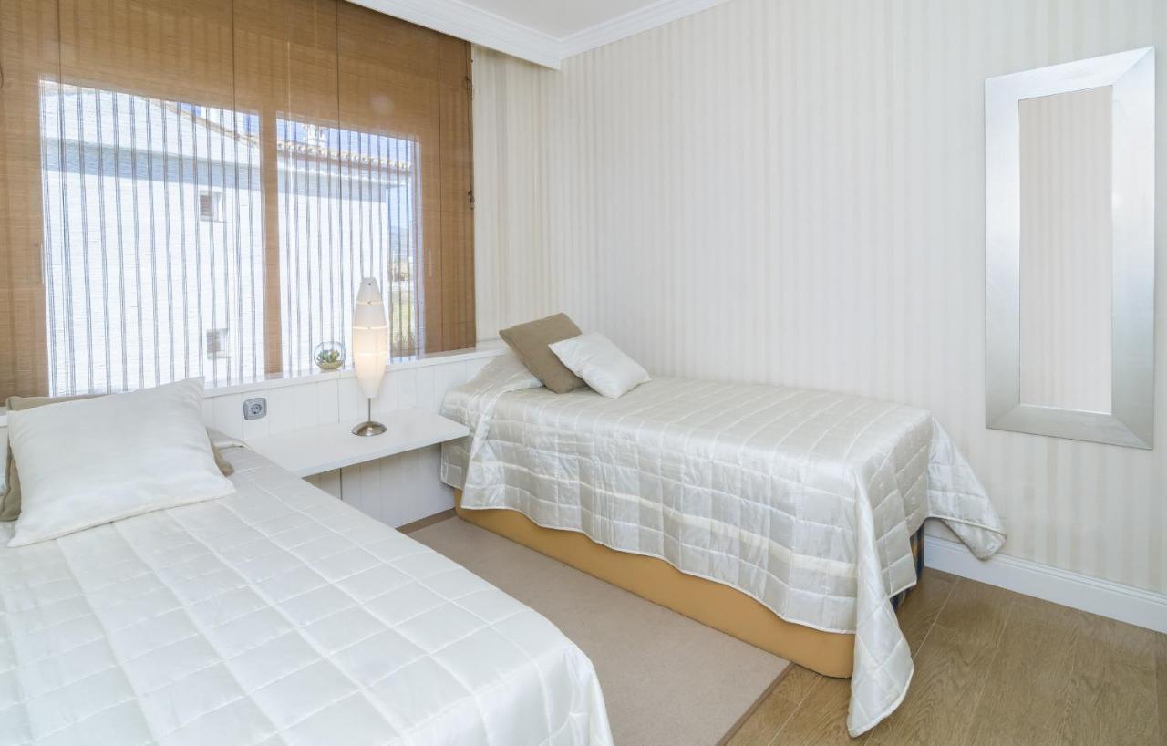 Hb - Comfortable Beachfront Holiday Apartment Estepona Esterno foto