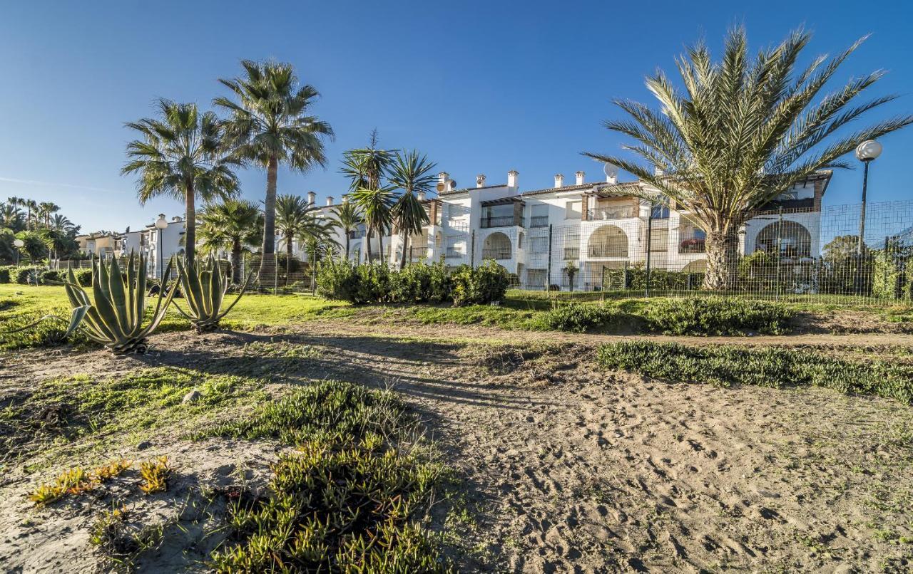 Hb - Comfortable Beachfront Holiday Apartment Estepona Esterno foto